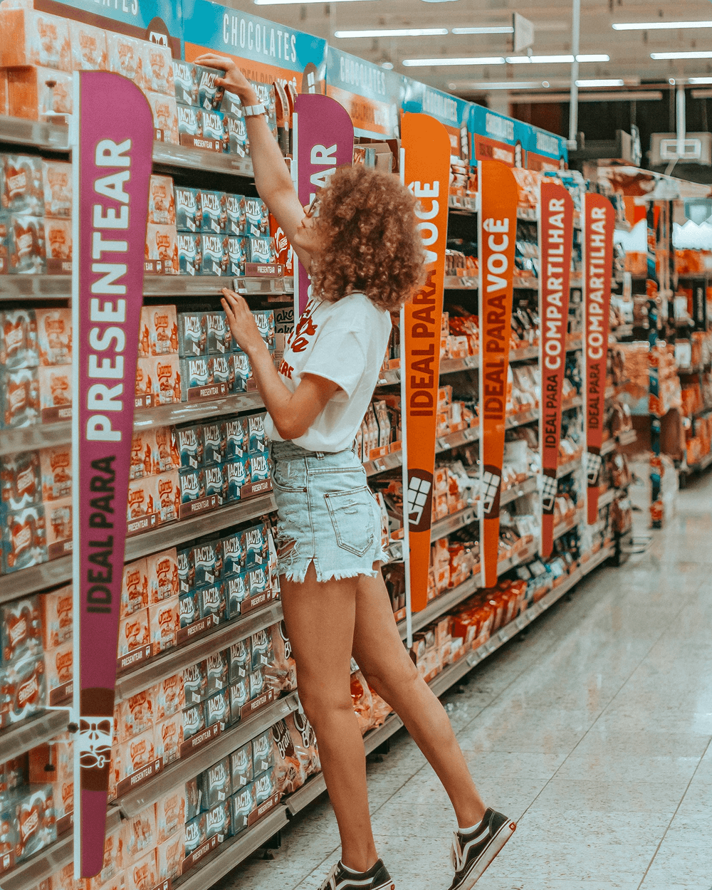 Hombre con cesta de compra recorriendo el pasillo de un supermercado