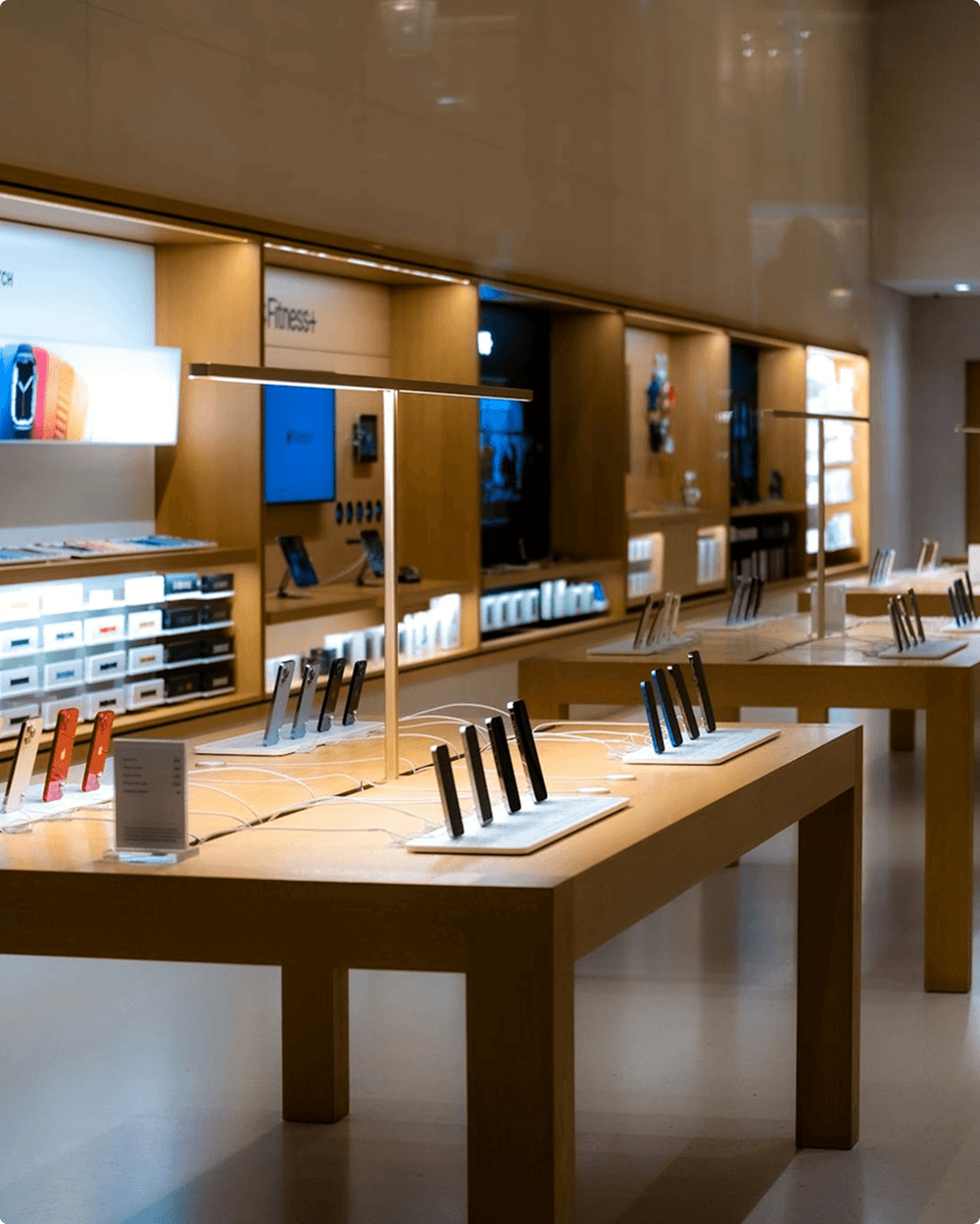 Interior moderno y minimalista de tienda de tecnología con expositores limpios