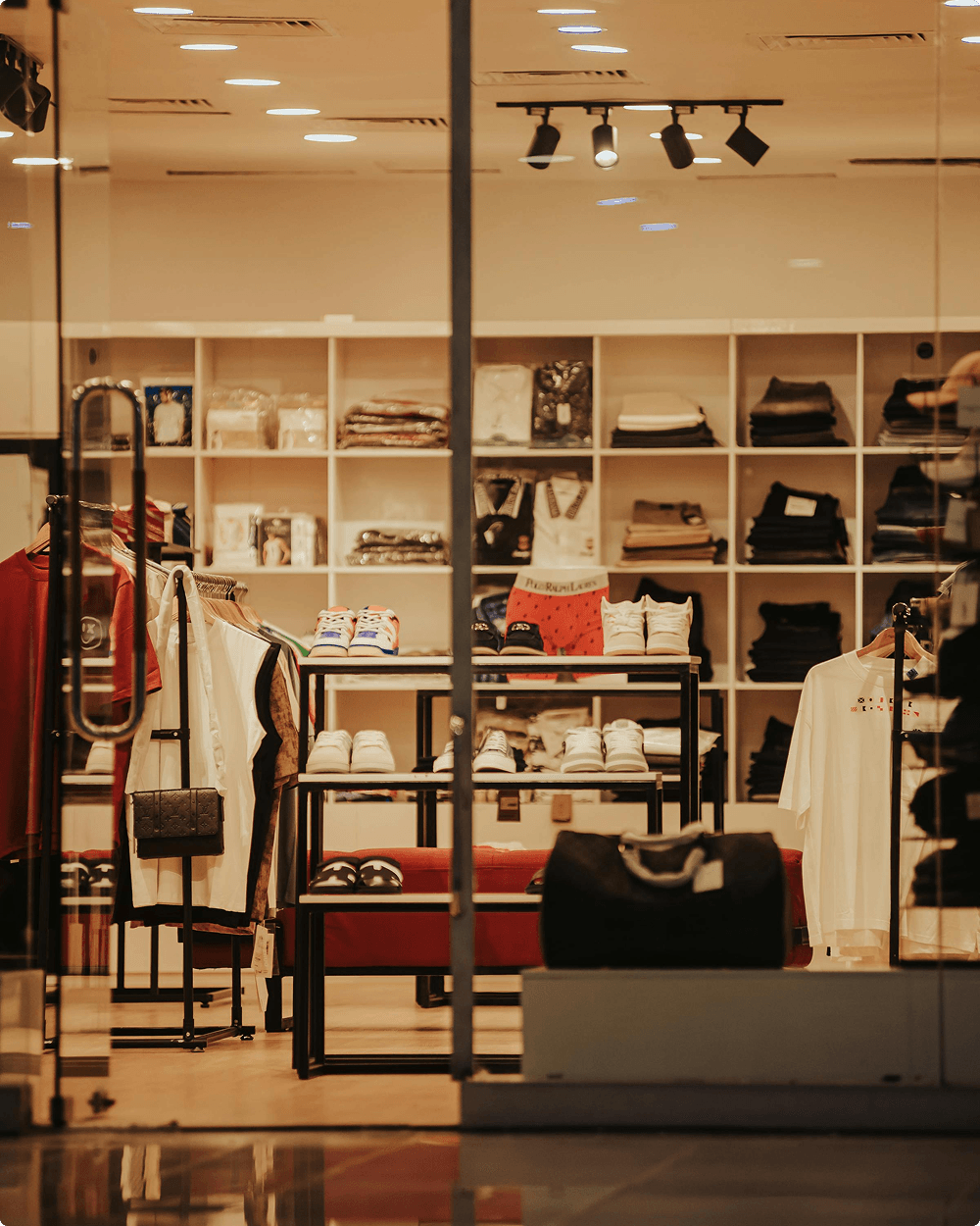 Tienda de moda moderna con expositores organizados y producto cuidadosamente dispuesto